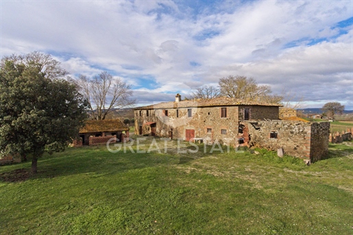 This rustic farmhouse to be restored is located in the beautiful Tuscan hills, more precis