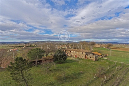 This rustic farmhouse to be restored is located in the beautiful Tuscan hills, more precis