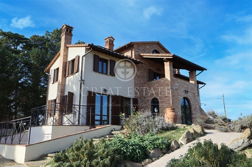 Exclusive property in the Umbrian countryside on the border ...