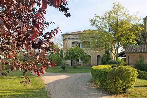 This 650 sqm villa is located in the countryside of Castigli...