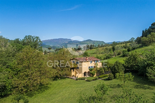 The farmhouse, on 3 levels, has a total area of about 300 sq.m and consists of a main hous