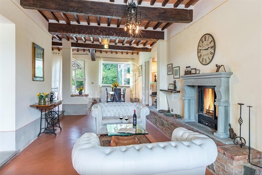 This stunning stone farmhouse in the heart of the Valdichiana, has a surface of 385 sqm. A