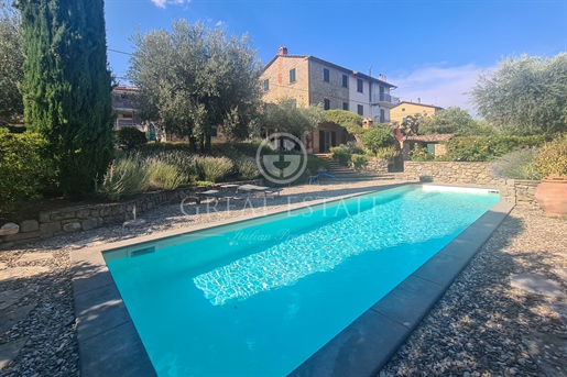 The property is located a stone's throw from the historic center of Tuoro sul Trasimeno, h