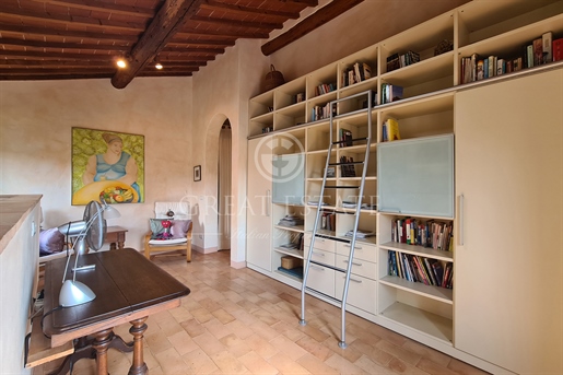 The property is located a stone's throw from the historic center of Tuoro sul Trasimeno, h