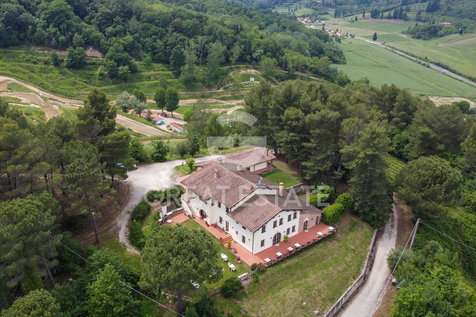 farmhouse-of-about-680-square-meters-completely-renovated-in-2006