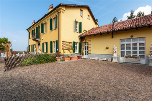 In the Turin hills a few km from C.so Casale and 10 minutes from the center, we offer for 