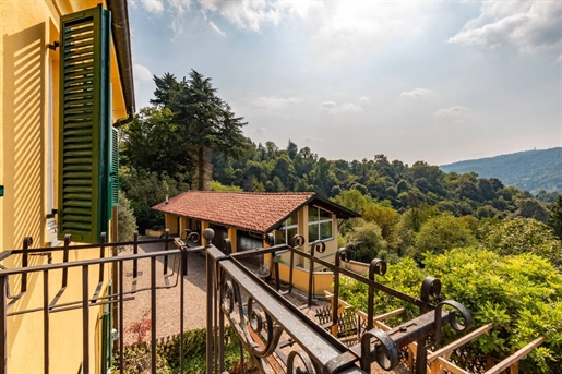 In the Turin hills a few km from C.so Casale and 10 minutes from the center, we offer for 