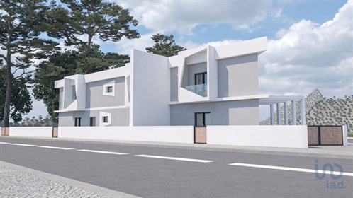 Located in Redondos in Fernão Ferro, this 4 bedroom semi-detached house has 198 m2 on a 24