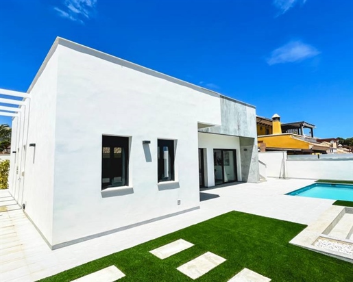 Six Seconds Properties est fière de présenter cette superbe villa de style moderne située 