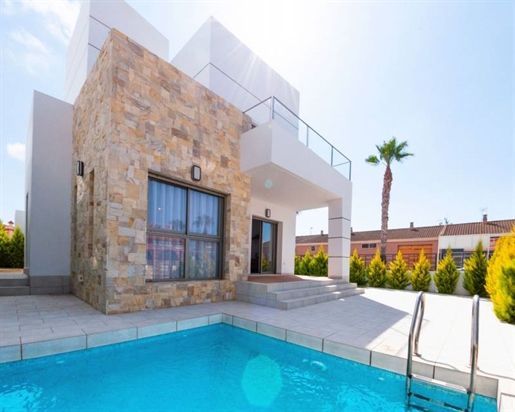 Six Seconds properties offers you this villa located in Los Alcazares, just 800 metres fro