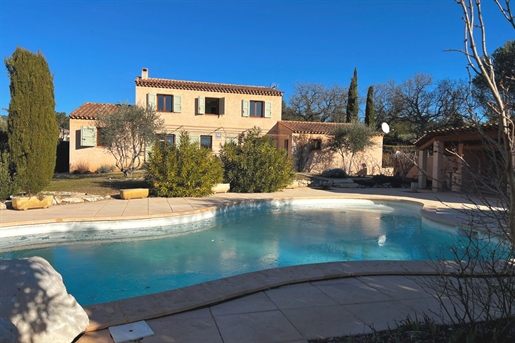 Luberon, lovely fenced villa comprising: a beautiful fully equipped kitchen, a toilet, a large living room, master bedroom with separate access and adjoini...