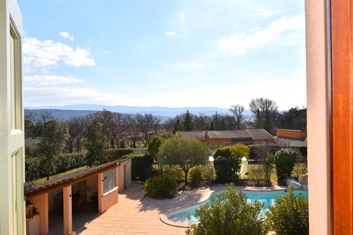 Luberon, lovely fenced villa comprising: a beautiful fully equipped kitchen, a toilet, a large living room, master bedroom with separate access and adjoini...