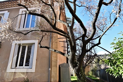 Near downtown Apt - L& 39 Immobilière de l& 39 Olivier offers you this spacious mansion. Charming property of 300m², built with taste and elegance, is loca...