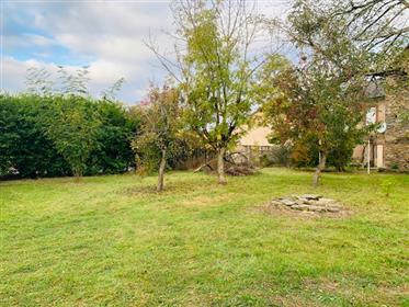 Casa de piedra para reformar con jardín