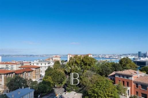 For sale - Marseille 7 - Le Pharo - 60 sqm apartment - balcony - panoramic sea view