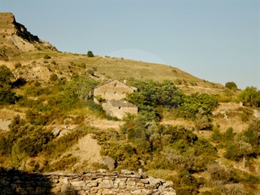 Grand domaine rustique avec diverses Masías en pierre.
