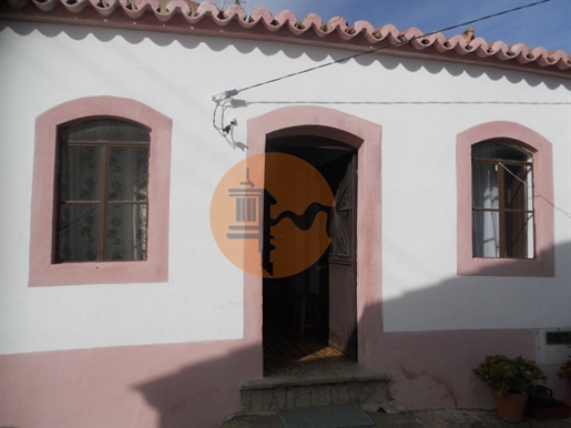 Haus bewohnbar mit 8 Abteilungen, in typische algarvische Dorf zu erneuern.