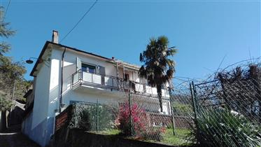 Detached house with garden, location with views.