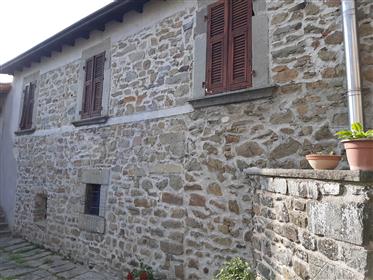 Renovated stone house and garden, with fairytale price in Lu...