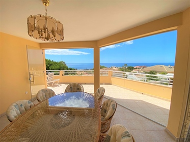 Belle Villa de 4 Chambres Située sur une Colline avec Vue Panoramique sur la Mer