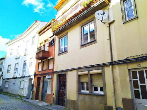 Building, with three apartments, in the center of Fundão, Castelo Branco