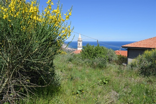 In the panoramic hamlet of Diano Gorleri, we offer for sale a plot of land of 2470 m2 with