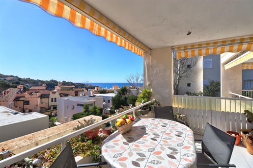 Sea view apartment for sale in the Santa Ponsa area. The property consists of 3 bedrooms, 
