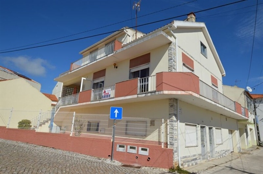 House consisting of 3 independent floors. This property has potential for those looking to