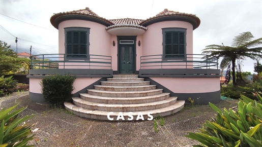V3 Villa de estilo Quinta en Santana, Isla de Madeira ubicada en una parcela de 2800 m2 en