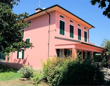 This beautiful detached villa in Lucca style of about 350 square metres on four sides, com