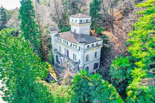 Castle for sale in Stresa on the Lake Maggiore shores