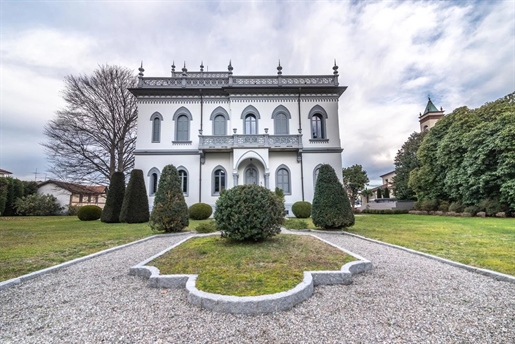 Prestigiosa villa d'epoca con dependance e portineria ristrutturata in vendita a Lesa sul Lago Maggi