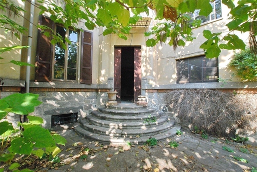 Villa storica in vendita a Golasecca con parco sul fiume Ticino