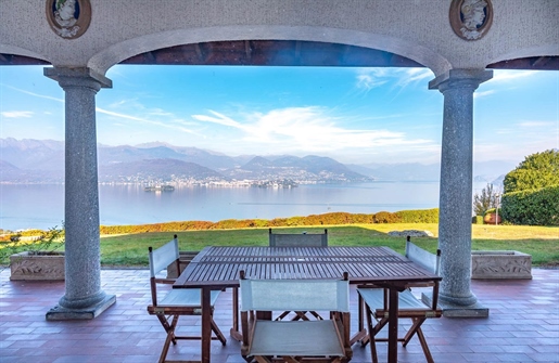 In Stresa Villa for sale with two apartments with a panoramic view of Lake Maggiore