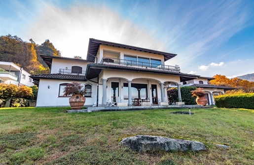 In Stresa Villa for sale with two apartments with a panoramic view of Lake Maggiore