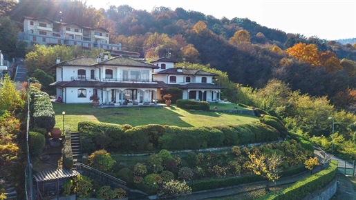 In Stresa Villa for sale with two apartments with a panoramic view of Lake Maggiore