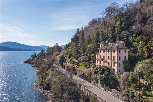 Villa Storica fronte lago Maggiore con Spiaggia e Darsena in...