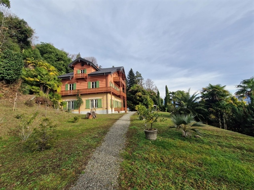 Prestigious villa for sale in Ghiffa with secular park