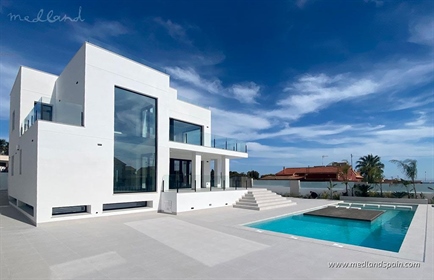 Independent villa, in a residential area on the border between the urban area of Torreviej