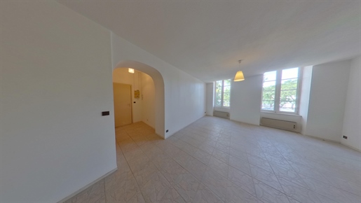 Hiper centro de Narbona, precioso apartamento tipo 4 de 90 m2 en la 1ª planta sin ascensor de una r