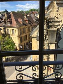 In the heart of the medieval city of Sarlat, on the 3rd floor of a remarkable 14th century building, listed as a historical monument, you will discover an ...