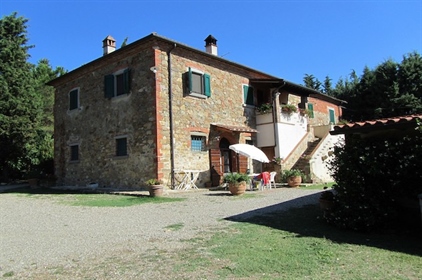 Large farmhouse with swimming pool and land for sale in Lucignano, Arezzo. The property is