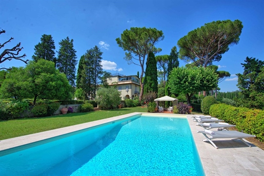 Villa Gli Archi with garden and swimming pool in the center of Florence – Tuscany
 
Splend