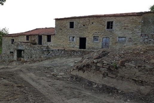 Panoramic farmhouse to renovate in stone and with land, for sale in Cortona, Arezzo. The f