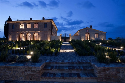 Villa Baldassare with pool, Crete Senesi, Siena - Tuscany
 
16th-century former farmhouse 