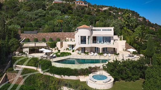 Sole agent - Sumptuous property overlooking the sea