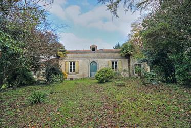 Detached stone house, lodge to renovate 1 hectare of land in city centre