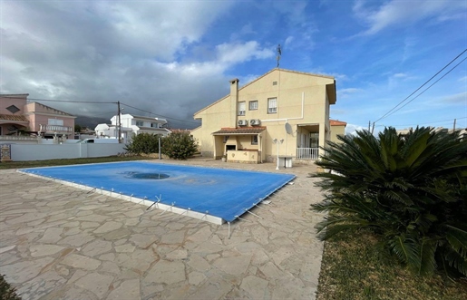 Villa located in a quiet urbanization. On the ground floor there is: living room with fire