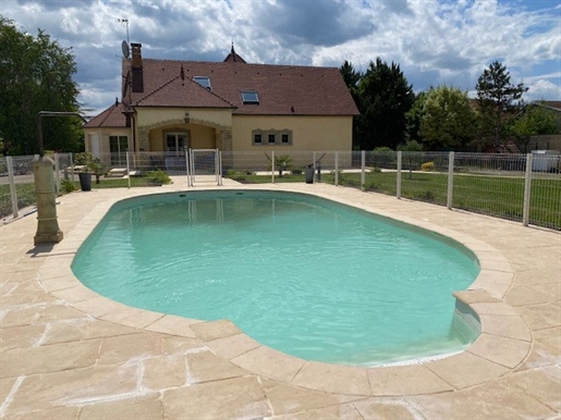 A Jussey, maison de caractère de 8 pièces avec piscine et pool house à  35 minutes de Vesoul.