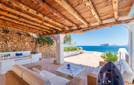 Esta excepcional casa mediterránea se encuentra en la zona más solicitada de El Portet en 